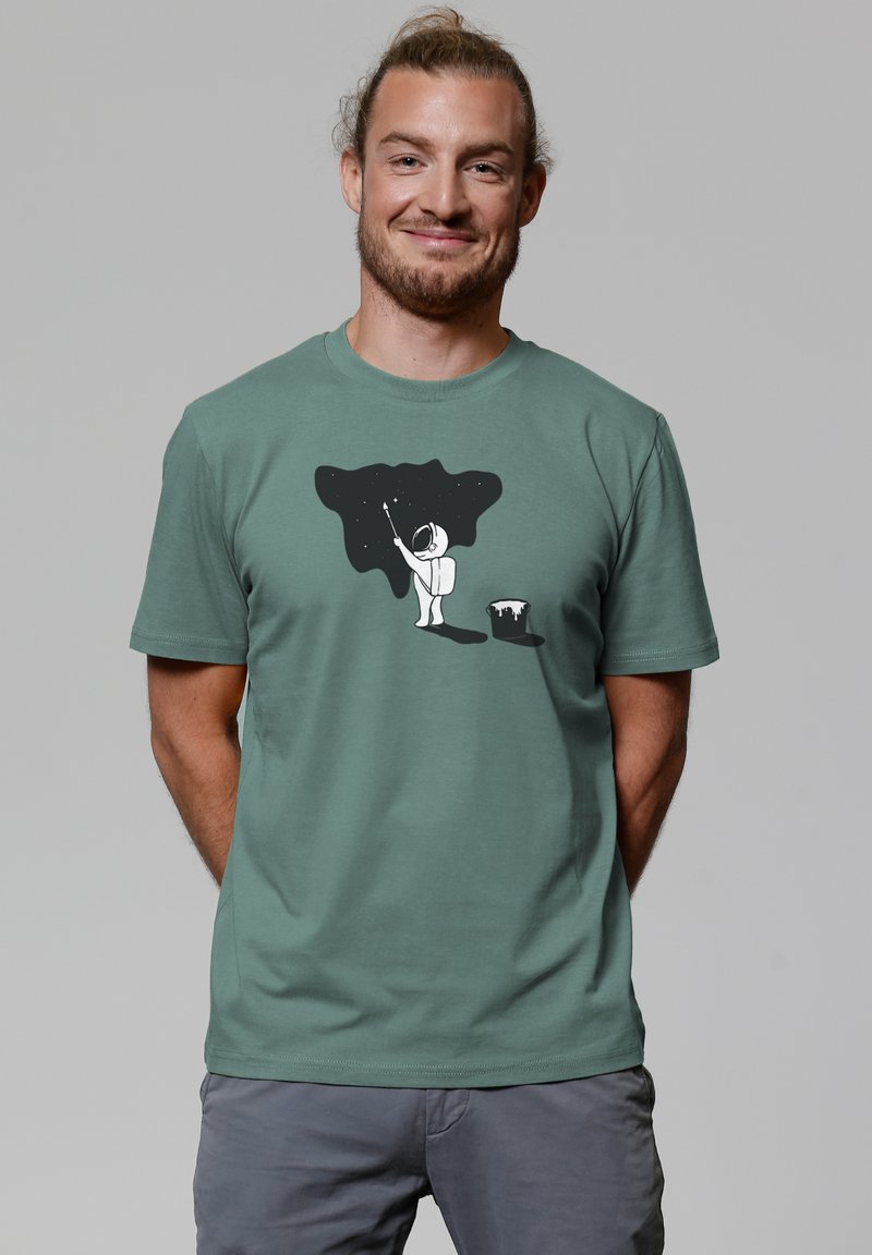 Mintgroene katoenen t-shirt met een astronautontwerp, voorzien van een verfkwast en een verfbak. Korte mouwen, ronde halslijn, gladde textuur.