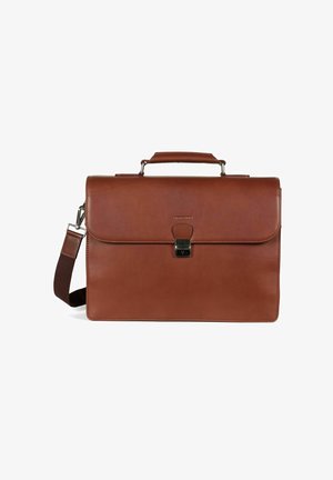 Brun lædermappe med øverste håndtag, frontklap sikret med en sølvlåse, og en justerbar skulderrem fastgjort på venstre side.