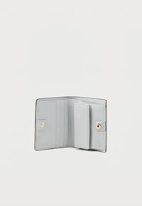 Gai pelēks ādas maks ar faktūru, kas aprīkots ar kartēm paredzētām kabatām, monētu maciņu un zelta toņa aizdari.