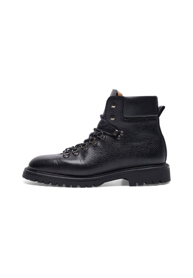Stivale da trekking in pelle nera con finitura texture, occhielli in metallo, lacci e suola robusta. Design alto fino alla caviglia con un tacco solido.