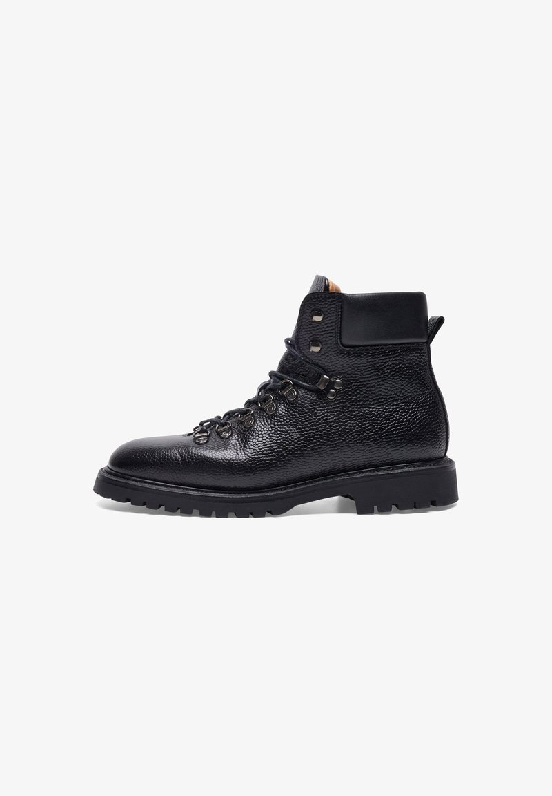 Stivale da trekking in pelle nera con finitura texture, occhielli in metallo, lacci e suola robusta. Design alto fino alla caviglia con un tacco solido.