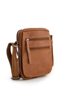 Hnědá kožená crossbody taška s dvěma předními zipovými kapsami, nastavitelným plátěným popruhem, hladkým povrchem a čistými okraji.