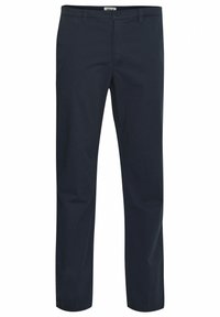 Granatowe bawełniane spodnie o prostym kroju nogawki, z przednimi kieszeniami oraz zamkiem błyskawicznym i guzikiem z przodu. Gładka faktura, bez widocznych wzorów.