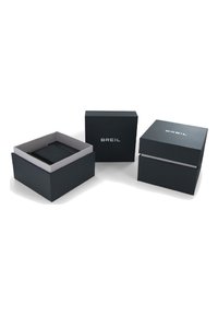 Sorte papgaveæsker med mat overflade. En æske har et aftageligt låg, der afslører en grå indvendig; "BREIL" logo trykt på siden.