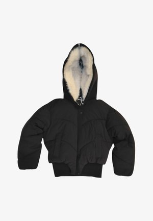 Giacca a vento nera cropped con cappuccio foderato, design trapuntato, polsini a costine e due tasche frontali per una maggiore funzionalità.