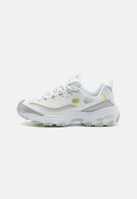 Weiße Sportschuhe mit Netzeinsätzen, grauen Akzenten und neon-gelben Details. Verfügt über eine gepolsterte Sohle und ein strukturiertes Profil. Schnürsenkel vorne.