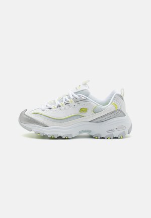 Scarpa sportiva bianca con pannelli in rete, accenti grigi e dettagli giallo neon. Presenta una suola ammortizzata e battistrada testurizzato. Lacci sulla parte anteriore.