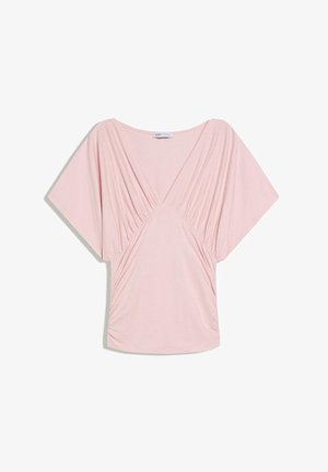 Lichtroze blouse met korte mouwen, diepe V-hals en geplooide details aan de voorkant en mouwen.