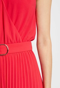 Morgan LOOSE WITH PLEATED LEGS - Jumpsuit - rouge moyen