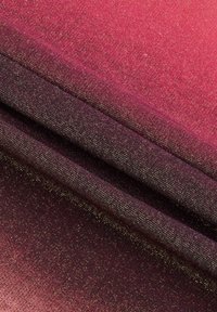 Ombré stof met een verloop van roze naar donkerpaars, met een fijne geweven textuur en subtiele metallic glans.