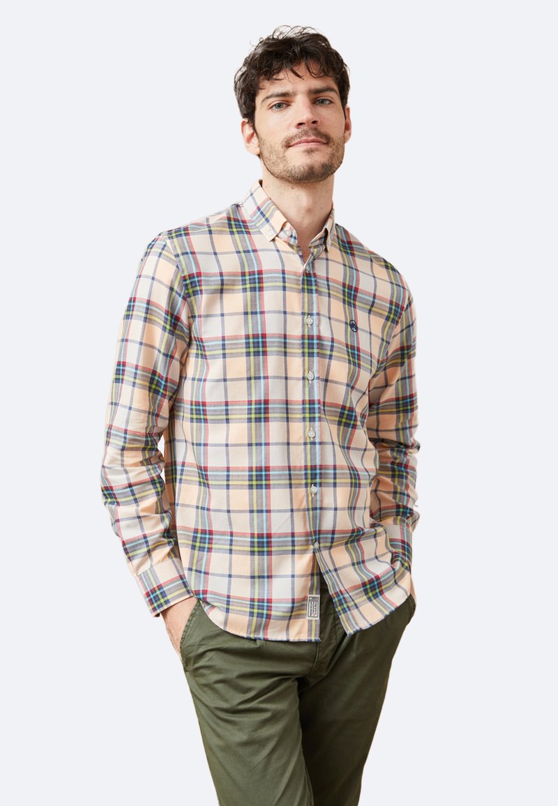 Camisa de hombre abotonada en beige claro con un patrón de cuadros multicolores. Cuenta con cuello, mangas largas y un dobladillo curvado.
