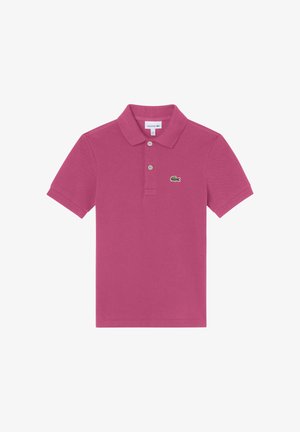 Roze katoenen poloshirt met een klassieke kraag, drie knopen, en een groen krokodillenlogo op de linkerbovenkant. Korte mouwen.