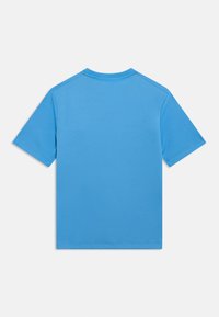 T-shirt azul de manga curta com gola redonda e tecido liso. Design simples sem padrões ou detalhes, com costura limpa.