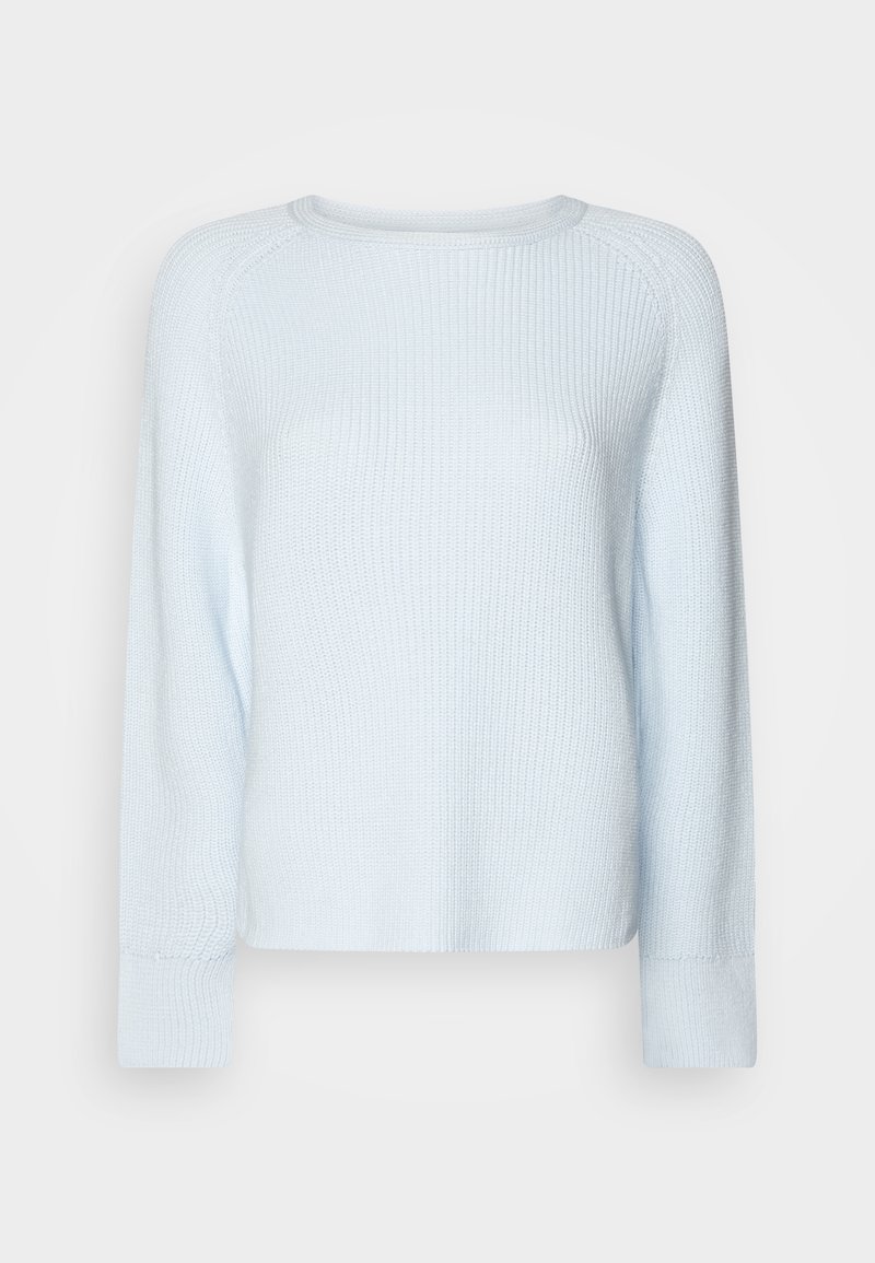 Jasnoniebieski sweter z dzianiny z długimi rękawami i okrągłym dekoltem, zaprezentowany na neutralnym szarym tle.