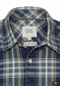 Heren geblokt overhemd in blauw- en grijstonen, met een knoopsluiting kraag, borstzak en een label met de tekst "Camel Active."