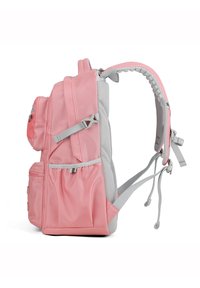 Zaino rosa con accenti grigi, numerose tasche, spallacci in rete imbottita e hardware regolabile. Presenta una texture liscia e una forma contornata.