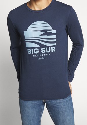 Granatowa koszulka z długim rękawem wykonana z bawełny, z jasnoniebieskim wzorem graficznym przedstawiającym słońce i fale, z napisem „BIG SUR CALIFORNIA”.