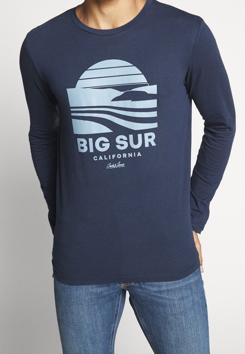 Granatowa koszulka z długim rękawem wykonana z bawełny, z jasnoniebieskim wzorem graficznym przedstawiającym słońce i fale, z napisem „BIG SUR CALIFORNIA”.