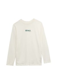 Bílá košile s dlouhým rukávem a kulatým výstřihem, se zeleným textem "Chill Mode Reset Game Over" umístěným uprostřed hrudi.