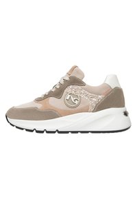 Sneakers z szarym zamszowym wierzchem, beżowymi akcentami i srebrnymi aplikacjami z brokatem. Posiadają zaokrągloną białą podeszwę, teksturowane elementy oraz płaskie sznurówki.