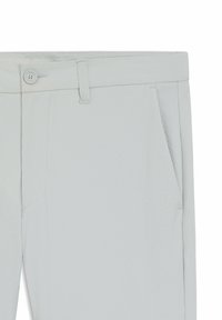 Pantaloni grigi chiari con tessuto texturizzato, chiusura con bottone, due tasche laterali e design a gamba dritta.