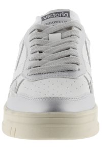 Sneaker bianche in pelle con lacci grigi e un'accenno argento; dettaglio perforato sulla punta, suola ammortizzata e un'etichetta sulla linguetta.