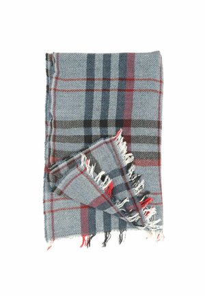 Gefalteter grauer Stoffschal mit schwarzem, rotem und blauem Karomuster und ausgefransten Kanten auf weißem Hintergrund.