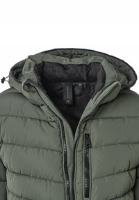 Grön vadderad jacka med svart fleece-foder, framdragkedja, dragkedjeförsedd bröstficka och fast huva med justerbar snodd.