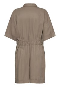 Combinaison taupe à manches courtes avec col, taille élastique, poches latérales et shorts retroussés, vue de dos.