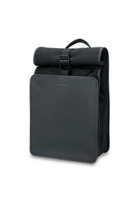 Svart rulltopprygga med rektangulär form, tillverkad av hållbart tyg, med en framficka och en säker spänneslutning.