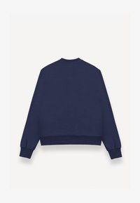 Sudadera azul marino de manga larga con cuello redondo, puños y dobladillo acanalados, vista desde atrás sobre un fondo blanco liso.