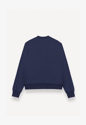 Felpa blu navy a maniche lunghe con scollo rotondo, polsini e orlo a coste, vista da dietro su sfondo bianco.