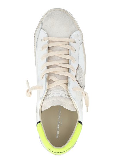 Sneaker bianca in pelle con dettagli in suede beige, punta rotonda, lacci crema e un dettaglio sul tallone in giallo neon. Logo argentato sulla soletta.