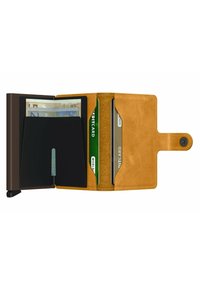 Portafoglio in pelle marrone con interno beige; presenta scomparti per carte e un compartimento per banconote; chiusura a pressione e superficie testurizzata.