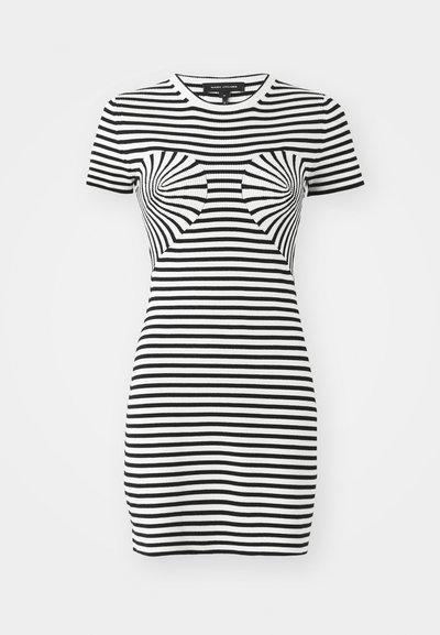 Sukienka w paski z czarno-białymi na przemian paskami, krótki rękaw, dopasowany krój i teksturowany, ribbowany materiał.
