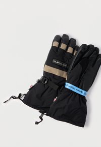 Αδιάβροχα γάντια σε μαύρο και καφέ χρώμα με ρυθμιζόμενους ιμάντες στον καρπό, επενδεδυμένο υλικό και υφή για καλύτερο κράτημα. Διαθέτουν ενισχυμένες άκρες δακτύλων και λογότυπο.