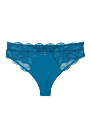 Tanga in pizzo verde acqua con un pannello solido esagonale nella parte anteriore. L'elastico in vita presenta un bordo a scallop e un dettaglio decorativo con anello metallico.