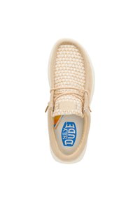 Beige Stoff-Slipper mit gewebter Textur, hellfarbiger Sohle und auffälliger gepolsterter Innensohle mit "HEY DUDE" Logo.