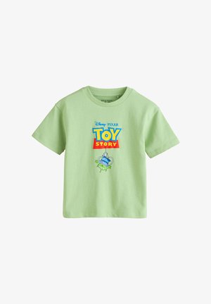Jasnozielona koszulka z krótkim rękawem z logo Disney Pixar Toy Story i postacią obcego wiszącą z maszyny chwytakowej na przodzie.