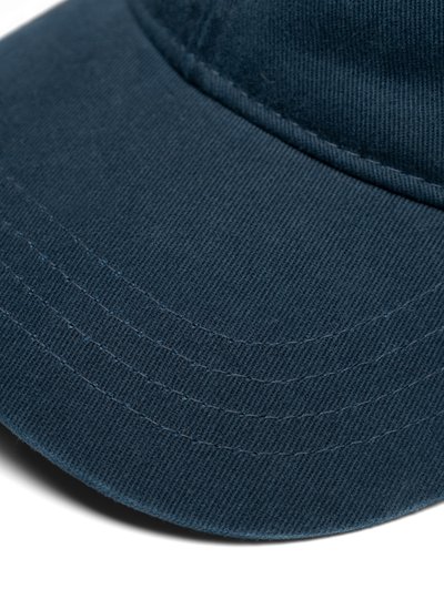 Căciulă de baseball de culoare albastru închis, cu o coronă structurată, fabricată din bumbac, cu margine curbată și detalii de cusătură vizibile de-a lungul marginii.