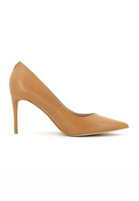 Scarpa con tacco alto in pelle beige, con punta affusolata, tacco a stiletto sottile e una texture liscia. Design semplice senza motivi o accenti visibili.