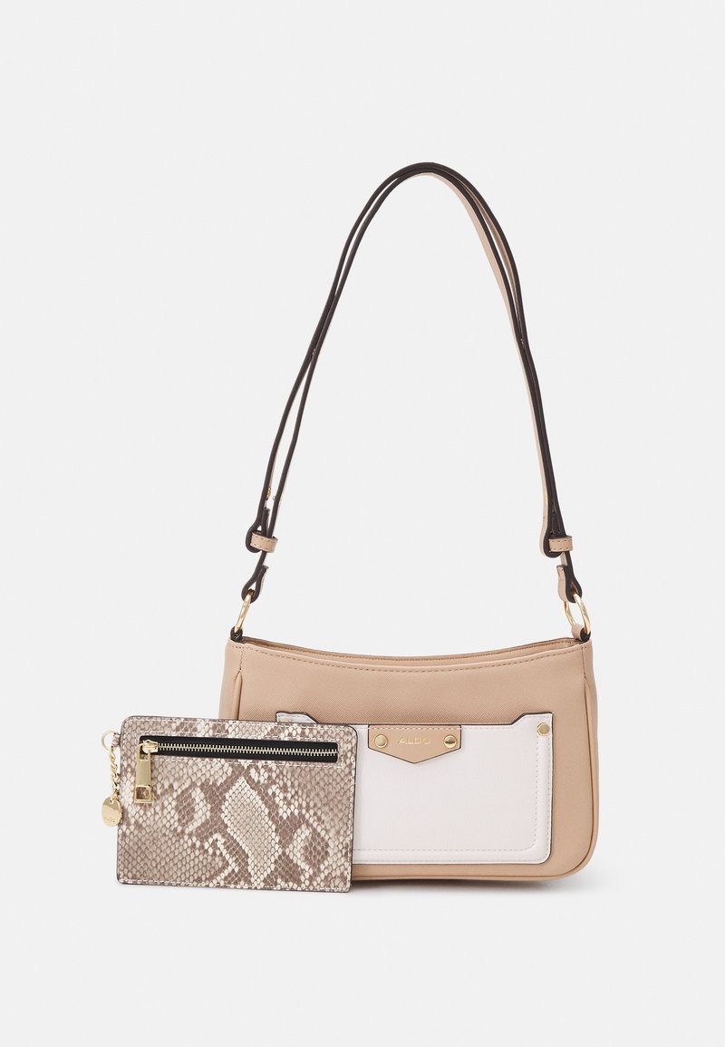 Sac à bandoulière beige et blanc avec des bretelles marron foncé, assorti à une petite pochette zippée à motif serpent beige.