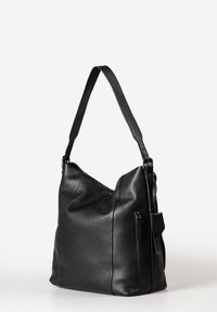 Schwarze Leder-Schultertasche mit strukturiertem Finish, lässigem Design, einem verstellbaren Tragegurt und einer seitlichen Reißverschlusstasche zur Aufbewahrung.