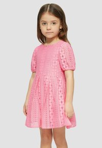 Robe en dentelle rose avec des manches courtes bouffantes, présentant des motifs texturés et une jupe évasée. Fabriquée en tissu léger, design à hauteur des genoux.