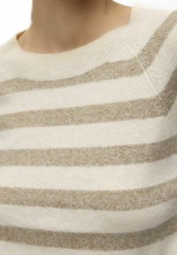 Leichter Pullover mit horizontalen beige- und cremepunktgestreiften, weicher Textur, rundem Ausschnitt und gerippten Bündchen.