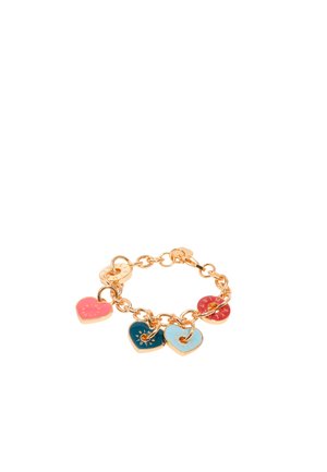 Pulsera de cadena en tono dorado con cinco charms en forma de corazón de colores (rosa, rojo, azul, azul oscuro y azul claro), que presentan superficies texturizadas y detalles grabados.