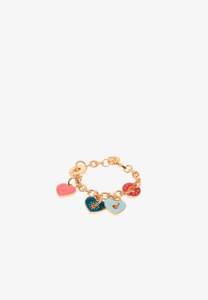 Bransoletka na łańcuszku w kolorze złotym z pięcioma kolorowymi zawieszkami w kształcie serca (różowym, czerwonym, niebieskim, ciemnoniebieskim i jasnoniebieskim), z fakturowanymi powierzchniami i wygrawerowanymi detalami.