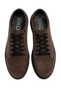 Chaussures en cuir suédé marron avec lacets noirs, bout arrondi, semelle en caoutchouc et marque RKO sur la semelle intérieure rembourrée ; dessus texturé et détails cousus.