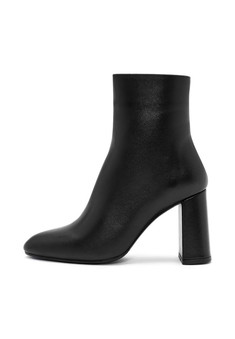 Bottines noires en cuir lisse, avec un bout pointu et un talon carré brillant. Design simple sans embellissements.