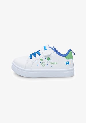 Vita barnsneakers med blå snören, grön hälplatta, rymdtema-mönster och "Utforska" text på sidan.